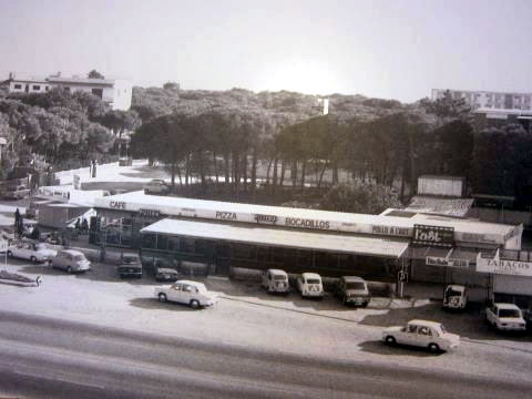 Imatge aria dels anys 60 del segle XX de la zona comercial de La Pava a Gav Mar (autovia de Castelldefels